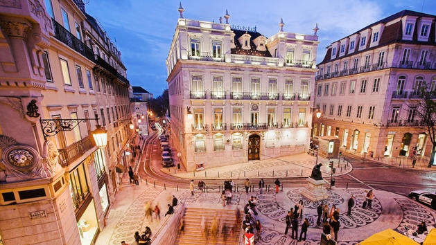 Lisbon_at_night_center.jpg